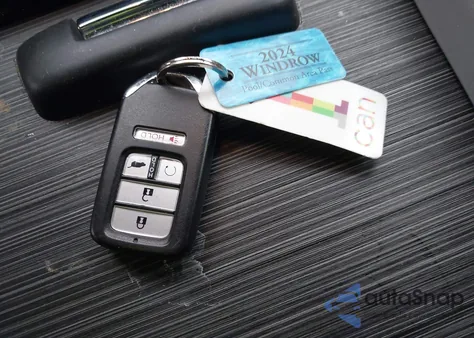 2017 Honda Pilot Touring z USA, uszkodzony, nr VIN 5FNYF5H9XHB031982